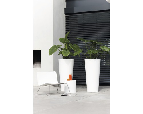 Decoratieve scène met stoel, tafel en plantenbakken voor buiten