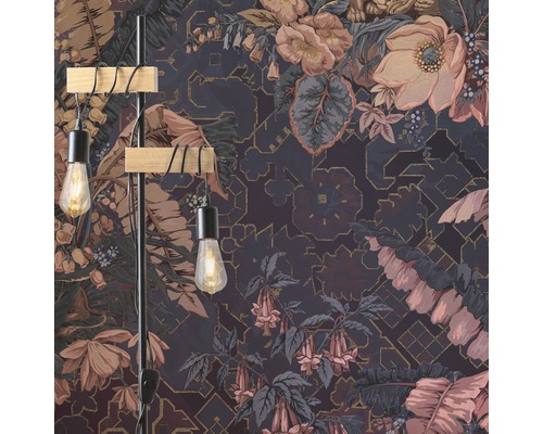 Vloerlamp en een bloemenbehang in een kamer