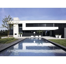 Modern huis met zwembad, tuinmeubelen en beplanting