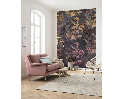 Woonkamer met behang met patroon, bank, fauteuil en vloerkleed