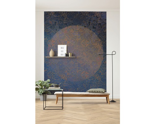 Kamerdecoratie met een patroonbehang, een bank en een staande lamp