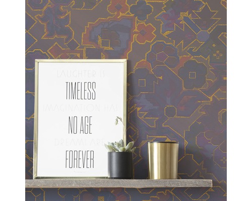 Behang met patroon als achtergrond met decoratieve plank, ingelijst citaat, vetplant en kandelaar