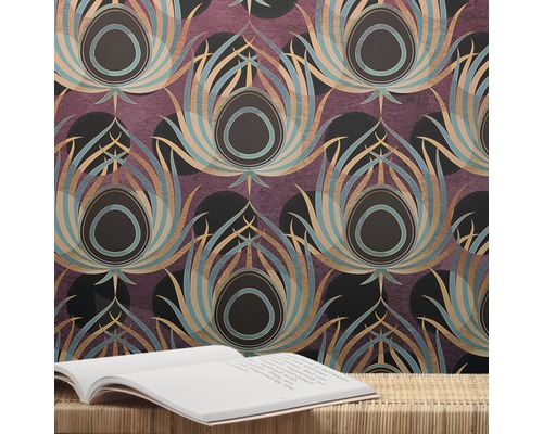 Behang met pauwenveerontwerp op een muur