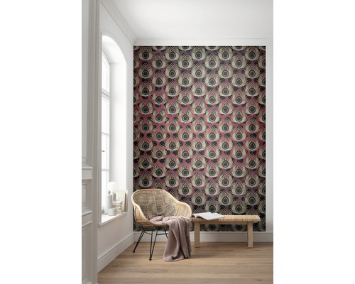 Kamer met patroonbehang, rotan stoel en houten bank