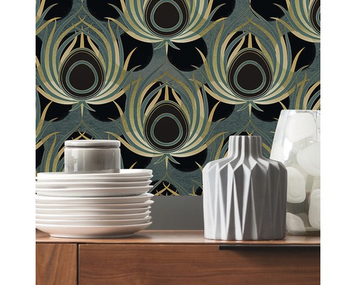 Decoratieve woonomgeving met bloemmotief behang in art-decostijl, servies en vazen