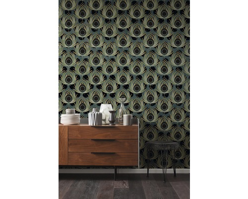 Woonkamer met dressoir, decoratie en behang met verenmotief