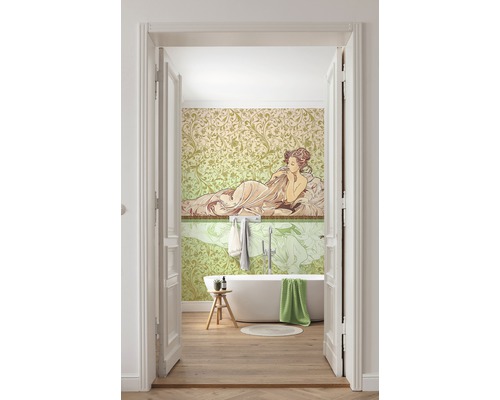 Badkamer met bad, kruk en fotobehang in art nouveau-stijl