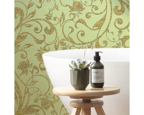 Decoratieve wanddecoratie met bloemenbehangpatroon, bad en badkameraccessoires op een kruk