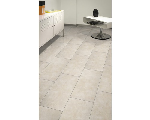 Interieur met vloertegels, commode en tafel