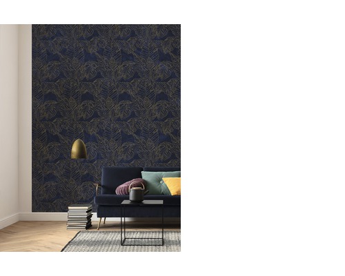 Woonkamer met patroonbehang, bank en decoraties