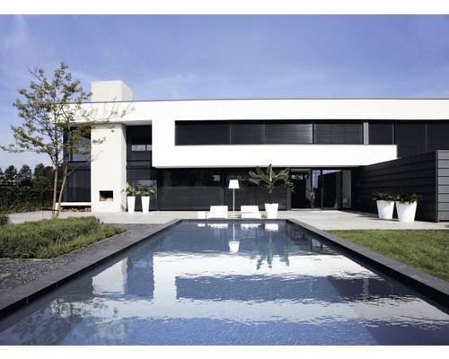 Modern huis met zwembad, tuinmeubelen en plantenbakken