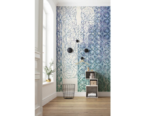 Kamer met bloemenbehang, zwarte draadmand en witte stellingkast.