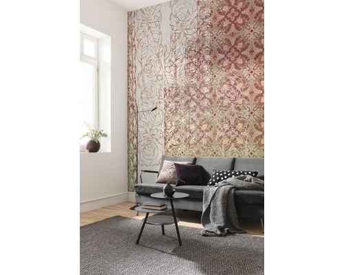 Woonkamer met patroonbehang, bank, salontafel en vloerkleed.