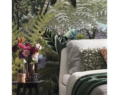 Slaapkamer met junglebehang, nachtkastje en bed