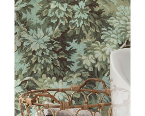 Behang met plantmotief, wasmand en wastafel