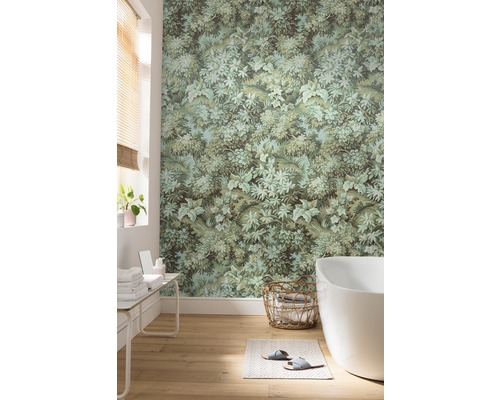 Badkamer met junglebehang, bad, handdoeken en houten vloer