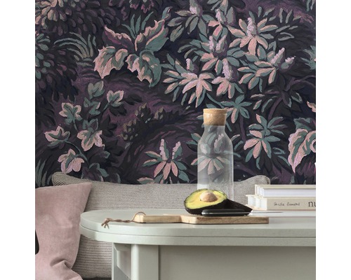 Scene met bloemenbehang, tafel met drankje, avocado en kussens