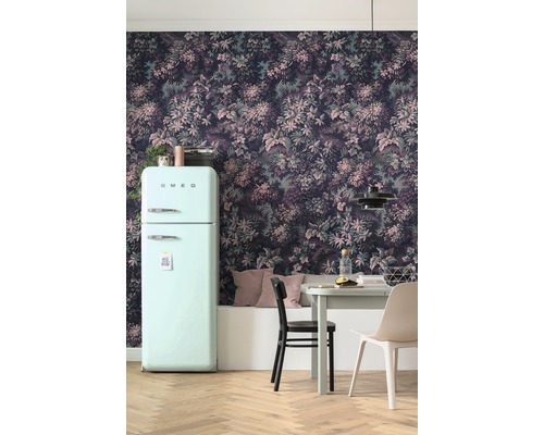 Kameroverzicht met bloemenbehang, eettafel en koelkast