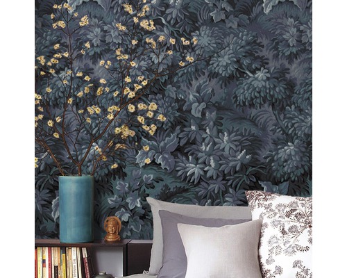 Behang met bloemmotief in slaapkamer met blauwe vaas