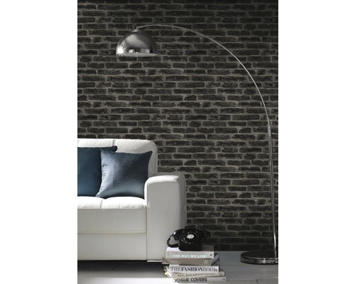 Woonkamer met bakstenen behang, booglamp en witte bank