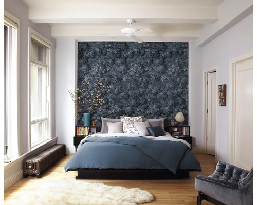 Slaapkamer met bloemenbehang, bed en vloerkleed