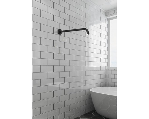 Badkamer met metro tegels, bad en douchearm