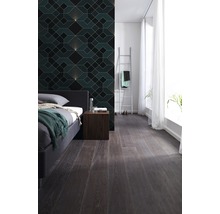 Slaapkamer met behang in art-decostijl, bed en houten vloer