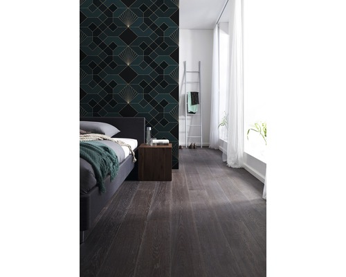 Slaapkamer met behang in art-decostijl, bed en houten vloer
