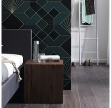 Slaapkamer met bed, nachtkastje en geometrisch behang