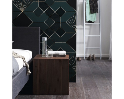 Slaapkamer met bed, nachtkastje en geometrisch behang