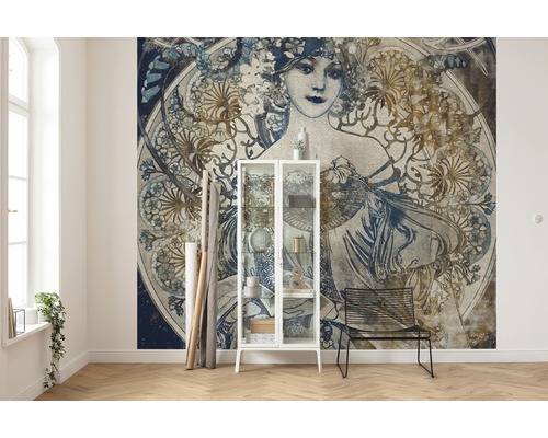 Kamer met fotobehang in art-nouveaustijl, glazen kast en stoel