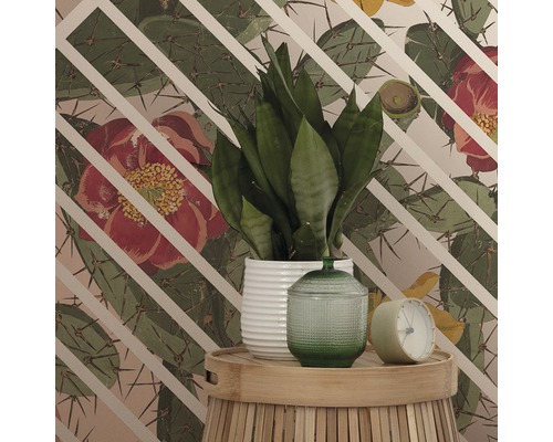 Decoratieve opstelling met kamerplant in pot en behang met patroon