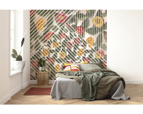 Slaapkamer met patroonbehang, bed en bijzettafel