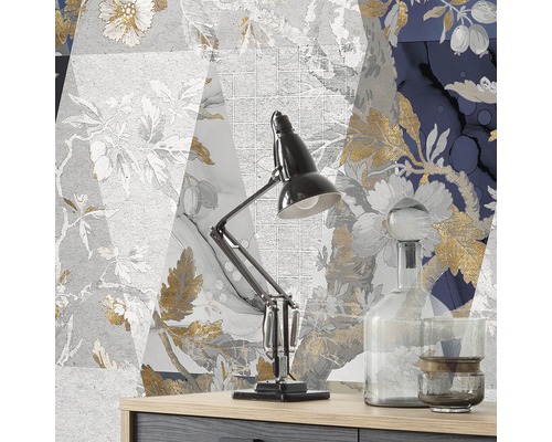 Decoratieve muur met bloemmotief, bureaulamp en glazen fles voor interieurontwerp