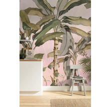 Kamerzicht met bloemenbehang, aanrecht en stoel
