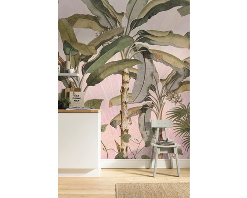 Kamerzicht met bloemenbehang, aanrecht en stoel