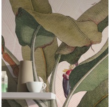 Detailopname van een kamer met een bananenbladmotiefbehang, een plank, een kruik en een kop
