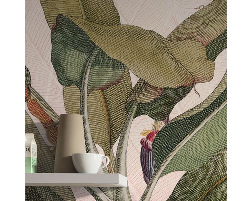 Detailopname van een kamer met een bananenbladmotiefbehang, een plank, een kruik en een kop