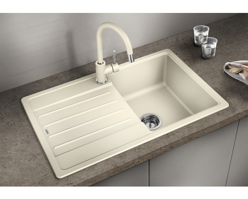 Beige aanrechtspoelbak met afdruiprek en kraan