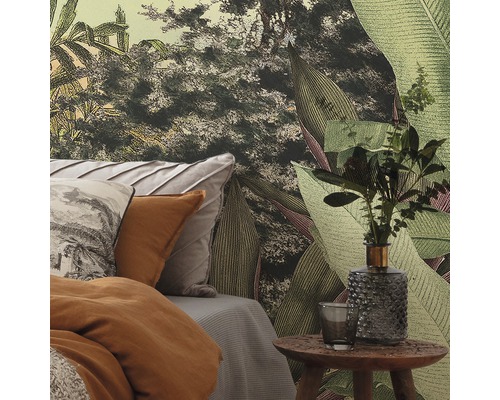 Decoratieve slaapkamer met jungle behang, bed en bijzettafel