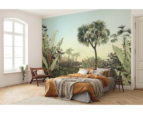 Slaapkamer met fotobehang met jungle motieven, bed en houten stoel