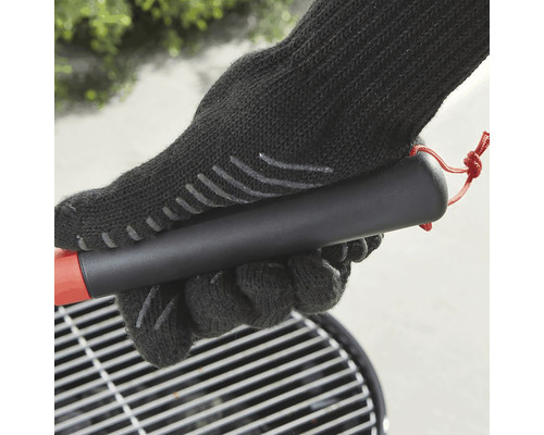 Grillhandschoen houdt barbecuespies vast