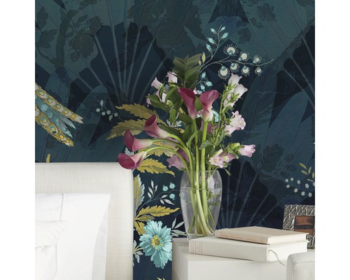 Decoratieve kamer met behang met patroon, bloemen in een vaas en nachtkastje