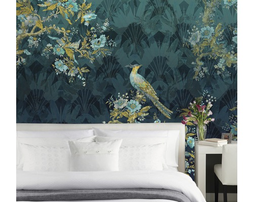 Slaapkamer met bloemenbehang met vogels en wit bed