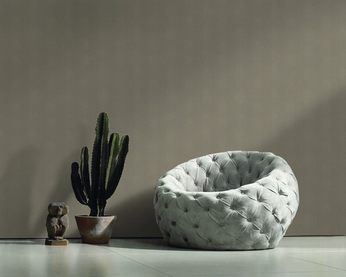 Decoratief interieur met fauteuil, cactus en sculptuur