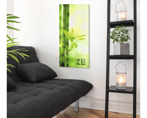 Woonkamer met bamboe afbeelding, slaapbank en wandrek