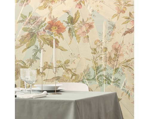 Gedekte eettafel voor een bloemetjesbehang met bladerenmotieven.