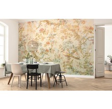Eetkamer met eettafel, stoelen en bloemenbehang