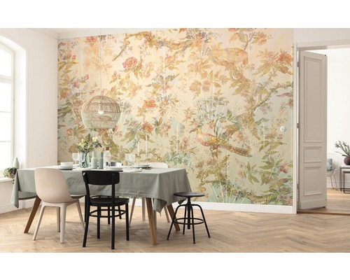 Eetkamer met eettafel, stoelen en bloemenbehang