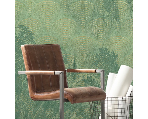 Kameroverzicht met groen behang, bruine stoel en papierbak